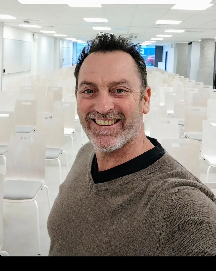 Sébastien Brenot-Durand dans une salle de conférence
